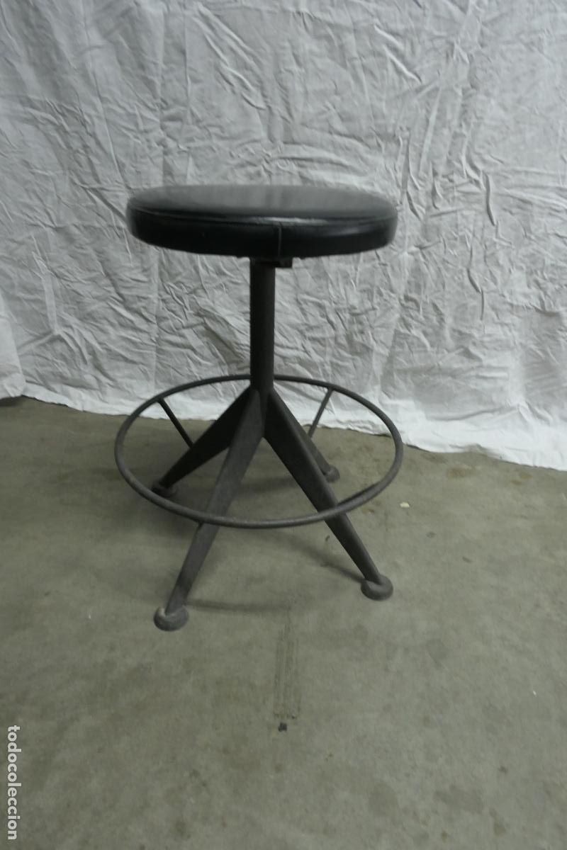 Vintage: Antiguo taburete industrial. Vintage. - Foto 1