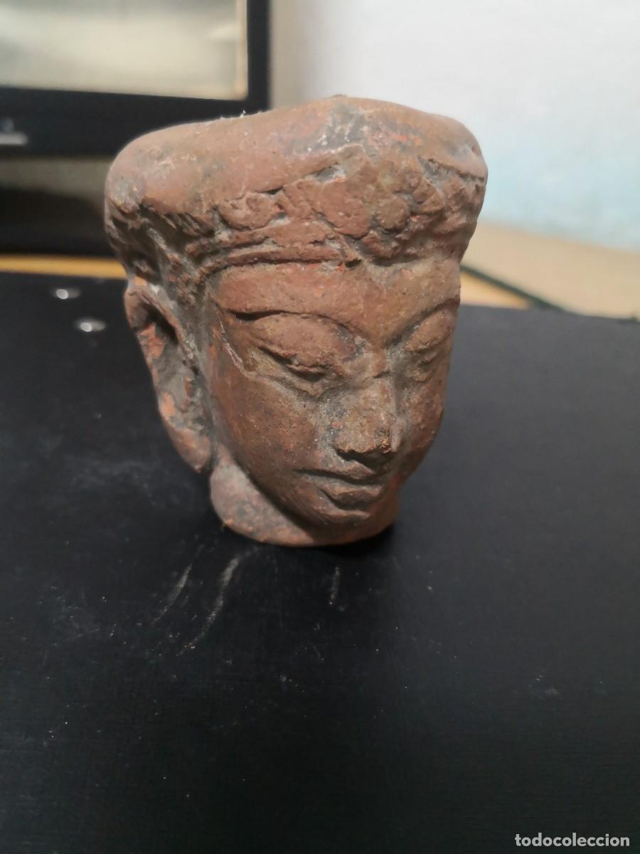 Vintage: Cabeza Barro - Peque&ntilde;a Cabeza dios hind&uacute; Indonesia modelada en barro medida 7X6 cm.