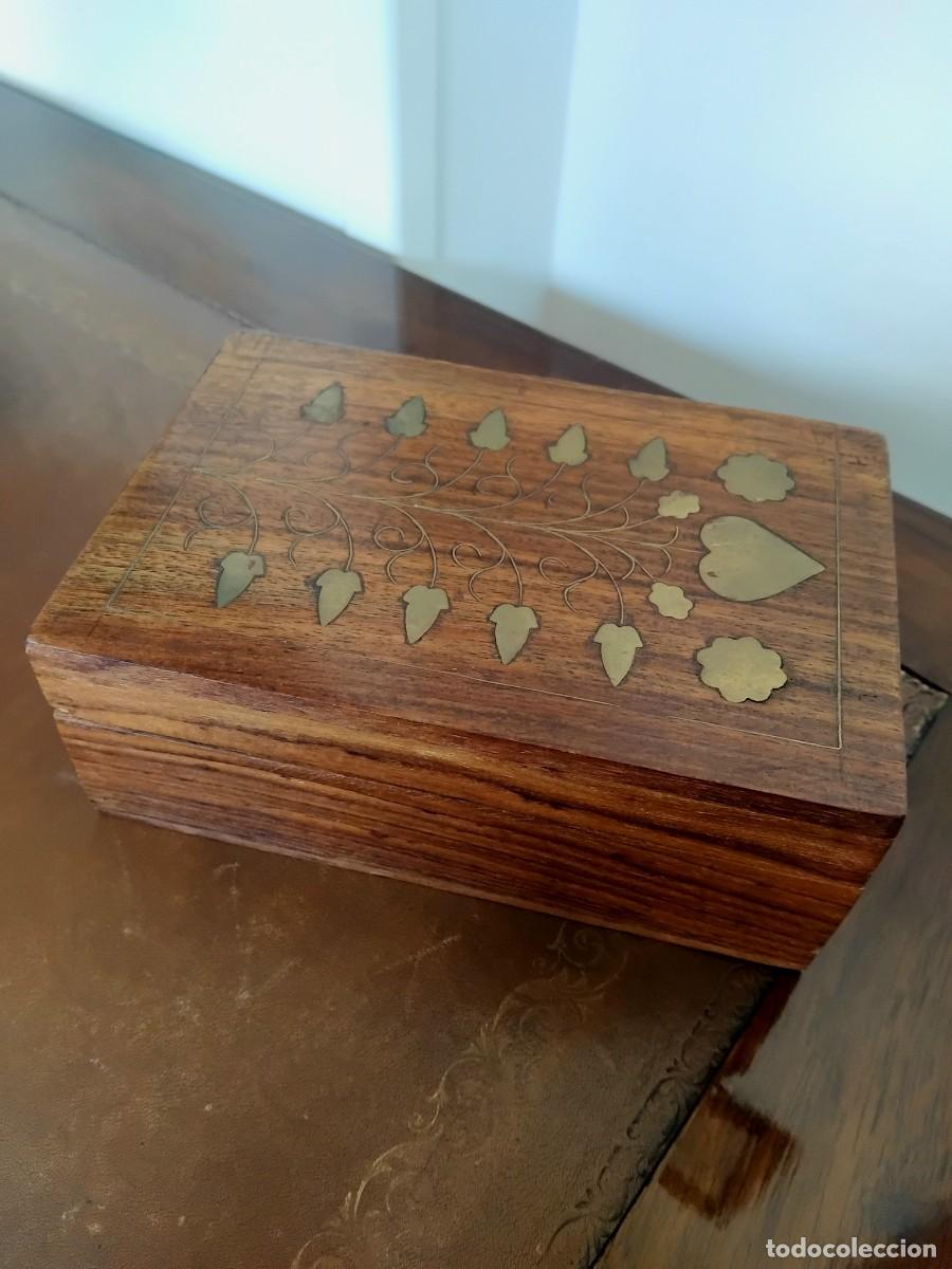 Vintage: CAJA DE MADERA CON INCRUSTACIONES DE LAT&Oacute;N - Foto 1