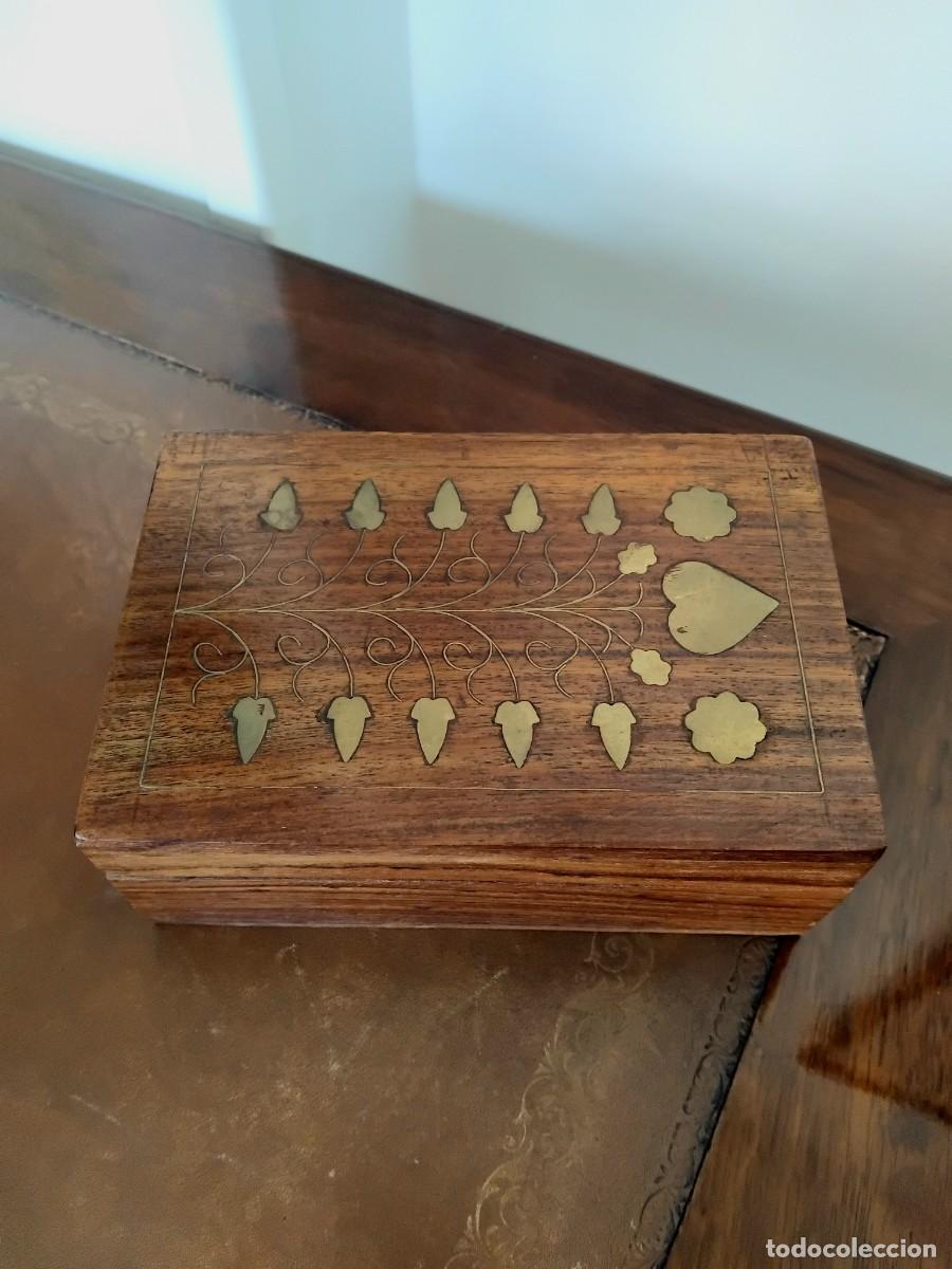 Vintage: CAJA DE MADERA CON INCRUSTACIONES DE LAT&Oacute;N - Foto 2