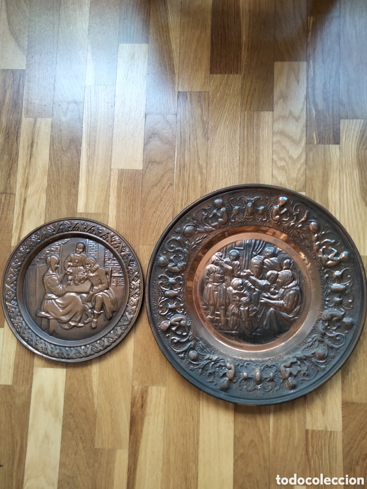 Vintage: Juego de dos platos de lat&oacute;n repujado, con escenas de taberna.