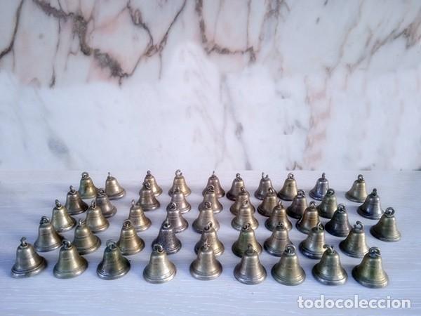 Vintage: Lote de 49 campanas met&aacute;licas