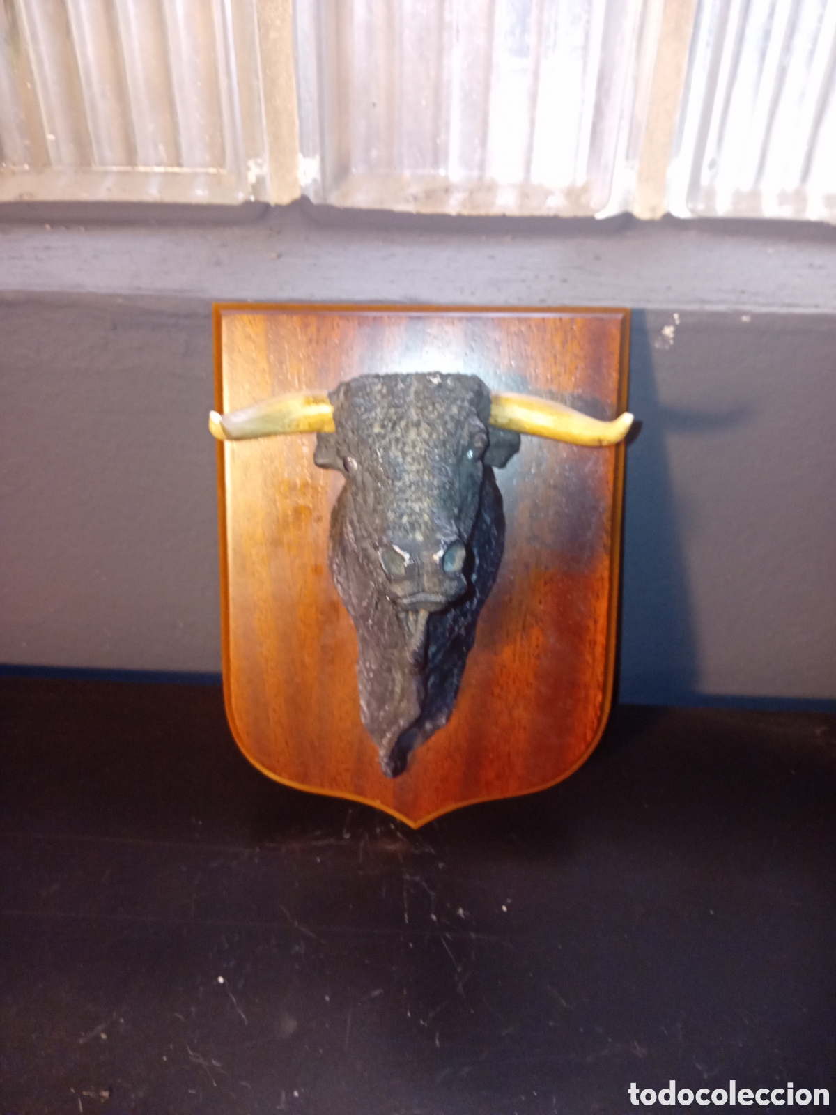 Vintage: CABEZA DE TORO DE PASTA O RESINA CON BASE DE MADERA - Foto 1