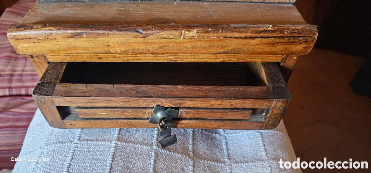 Vintage: Atril con caj&oacute;n de madera tallada - Foto 5
