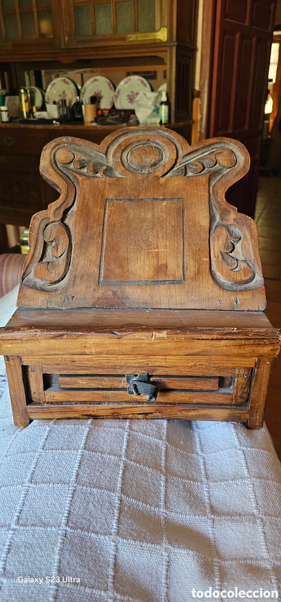 Vintage: Atril con caj&oacute;n de madera tallada - Foto 1