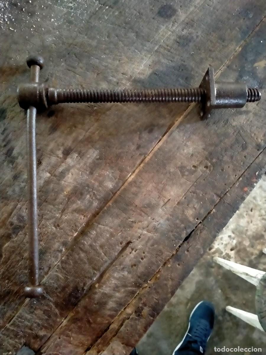 Vintage: TORNILLO HUSILLO ANTIGUO Y MANIVELA PARA DIVERSOS USOS - Foto 1
