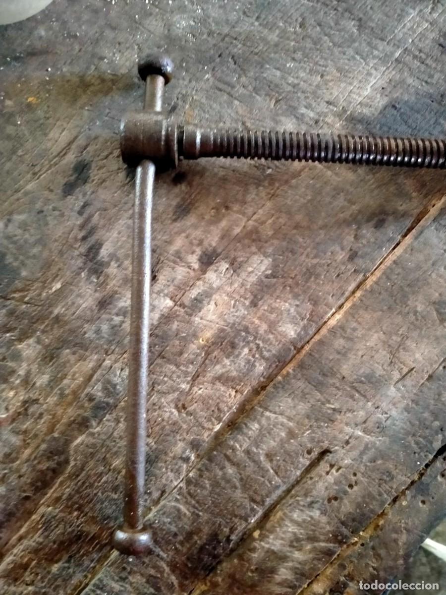 Vintage: TORNILLO HUSILLO ANTIGUO Y MANIVELA PARA DIVERSOS USOS - Foto 3