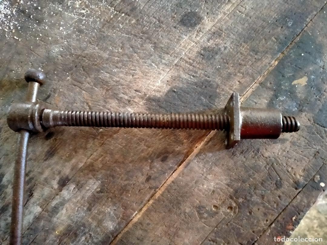 Vintage: TORNILLO HUSILLO ANTIGUO Y MANIVELA PARA DIVERSOS USOS - Foto 4