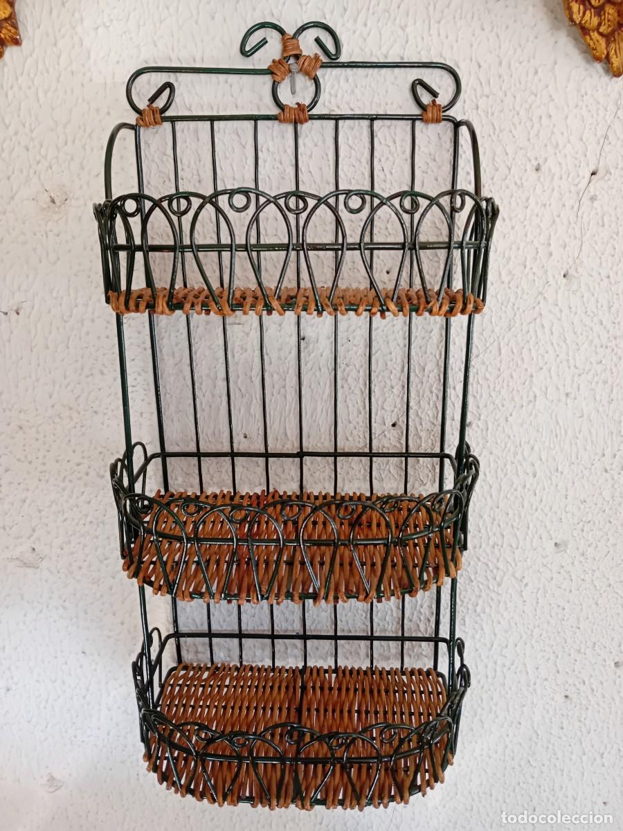 Vintage: Estanter&iacute;a de hierro y mimbre - Foto 1