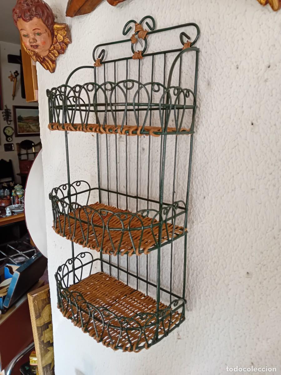 Vintage: Estanter&iacute;a de hierro y mimbre - Foto 2