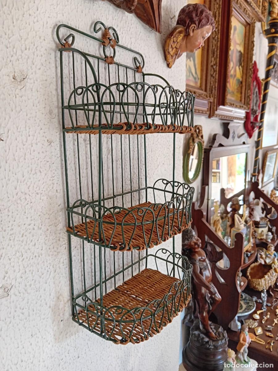 Vintage: Estanter&iacute;a de hierro y mimbre - Foto 3