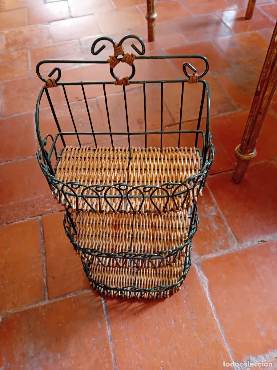 Vintage: Estanter&iacute;a de hierro y mimbre - Foto 4