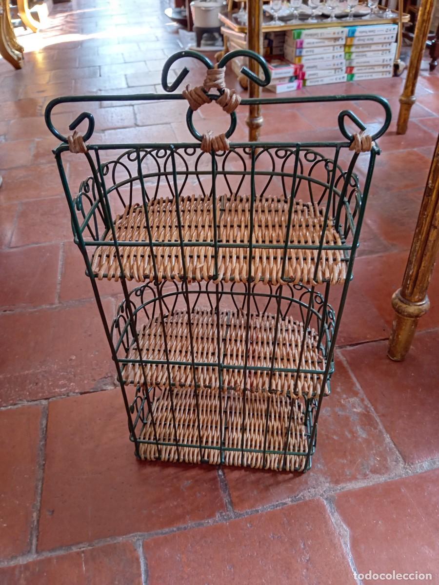 Vintage: Estanter&iacute;a de hierro y mimbre - Foto 5