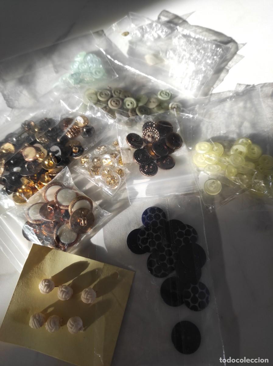 Vintage: Lote de m&aacute;s de 100 botones vintage - Foto 4