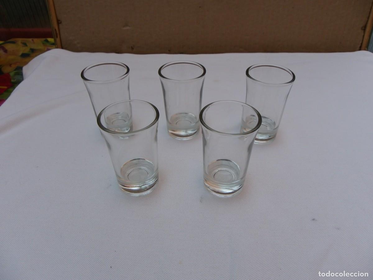 Vintage: 5 Vasos Peque&ntilde;os de Cristal - Foto 1