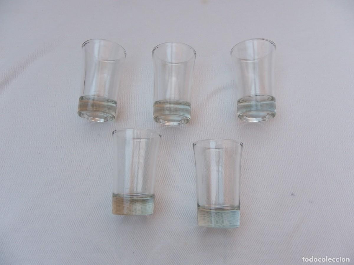 Vintage: 5 Vasos Peque&ntilde;os de Cristal - Foto 2