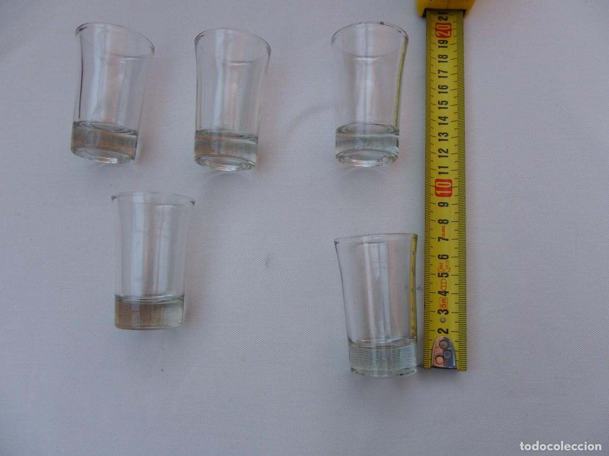Vintage: 5 Vasos Peque&ntilde;os de Cristal - Foto 3