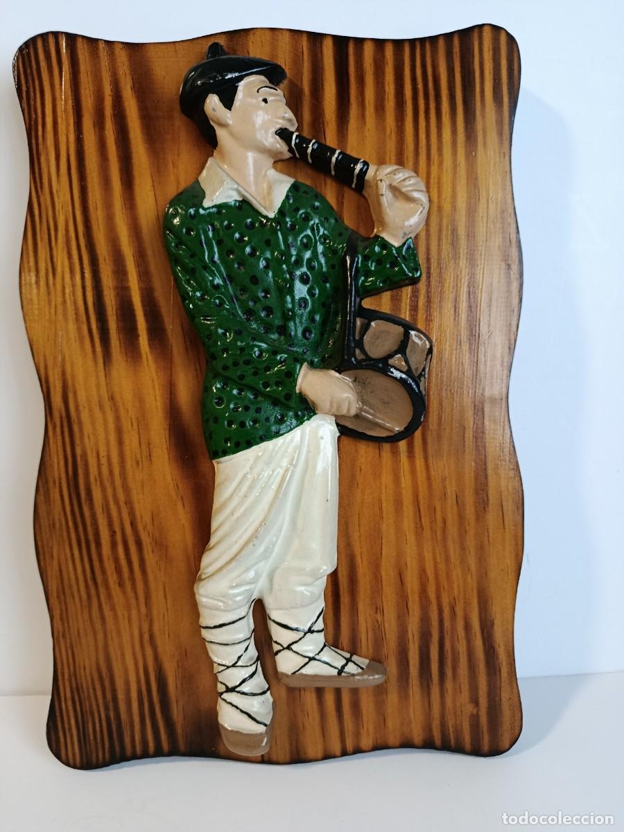 Vintage: CUADRO VASCO TXISTULARI EN TABLA DE MADERA. PAIS VASCO - Foto 1
