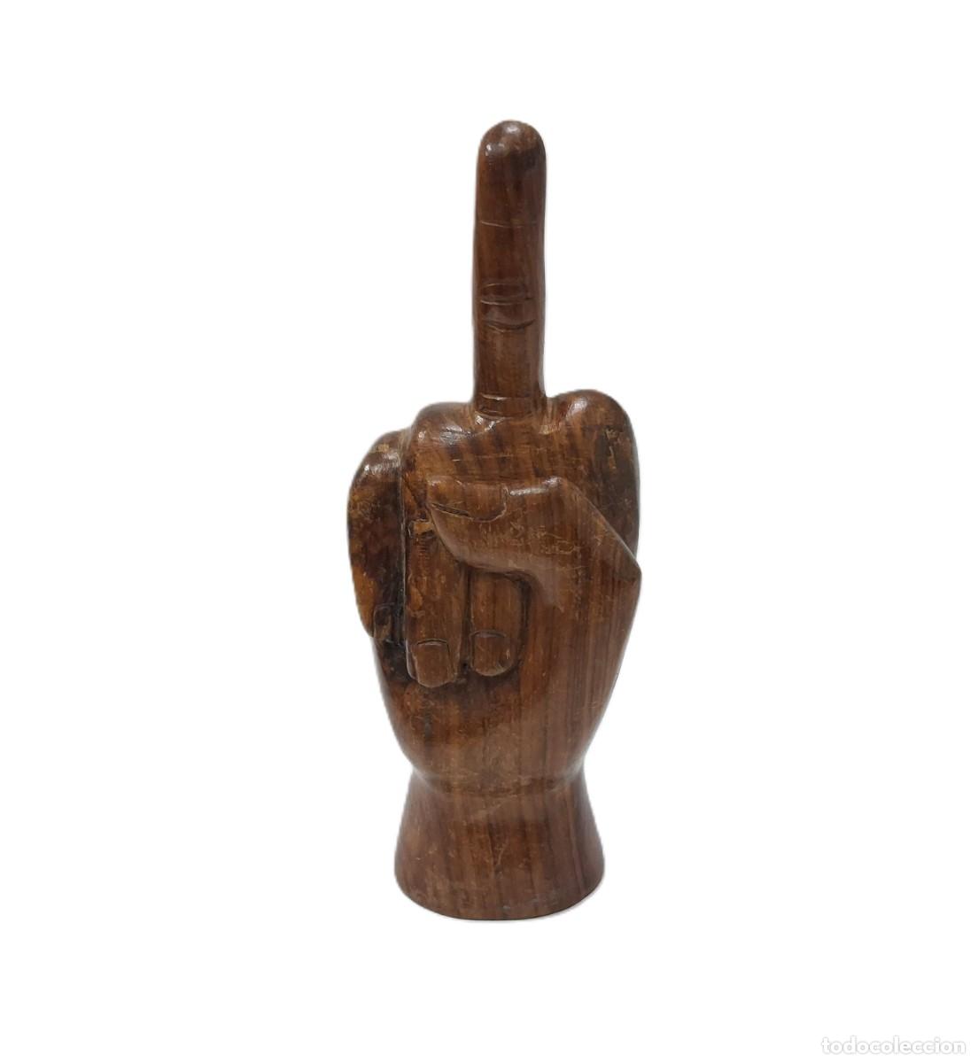 Vintage: Escultura de madera tallada a mano de una mano haciendo la peineta