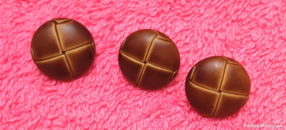 Vintage: 3 BOTONES MARRONES-A&Ntilde;OS 60 - Foto 1