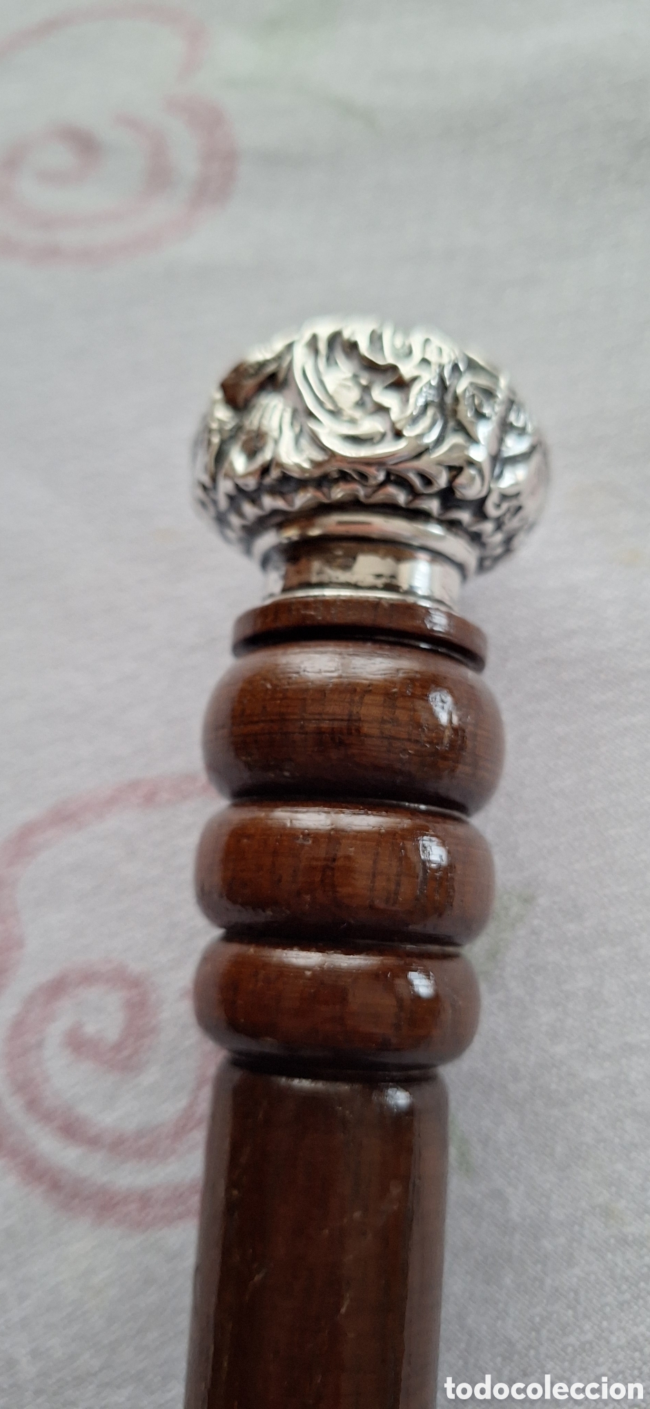 Vintage: Bast&oacute;n de madera con mango de plata repujada - Foto 1