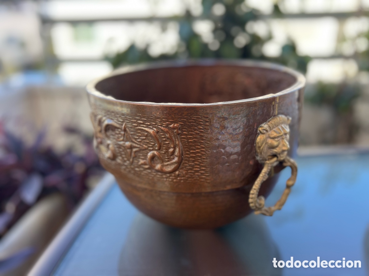 Vintage: Cuenco de Cobre Repujado con Asas de Cabeza de Le&oacute;n - Foto 1