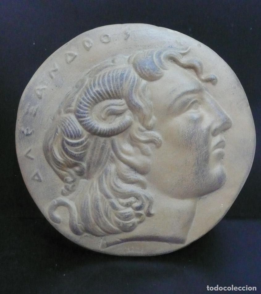 Vintage: ROLEO DE YESO CON RELIEVE - Foto 1