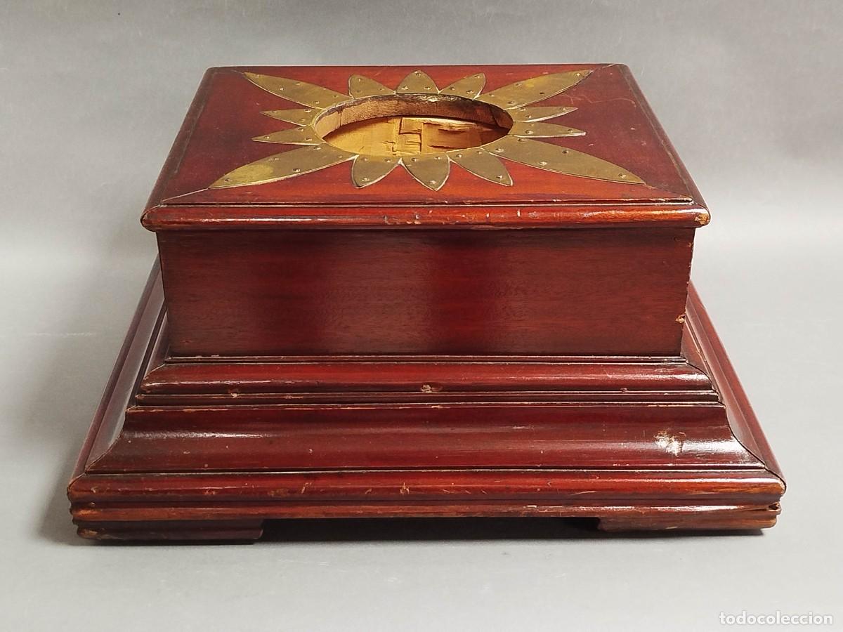 Vintage: PEANA DE MADERA CON ADORNOS DE LATON RECTANGULAR - Foto 2