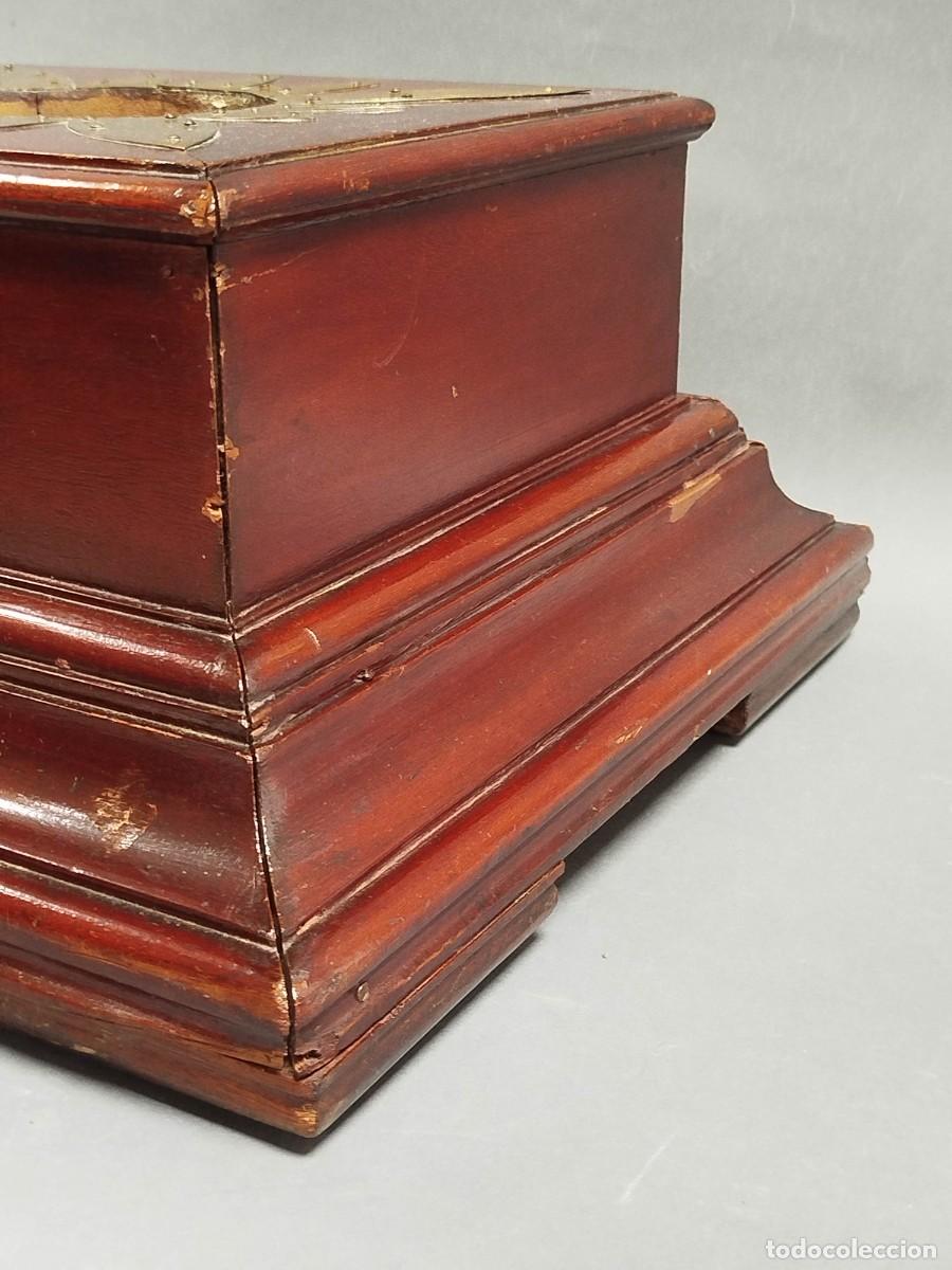 Vintage: PEANA DE MADERA CON ADORNOS DE LATON RECTANGULAR - Foto 5