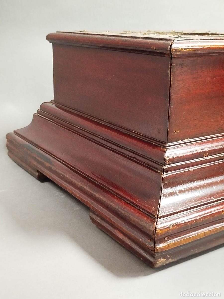 Vintage: PEANA DE MADERA CON ADORNOS DE LATON RECTANGULAR - Foto 6