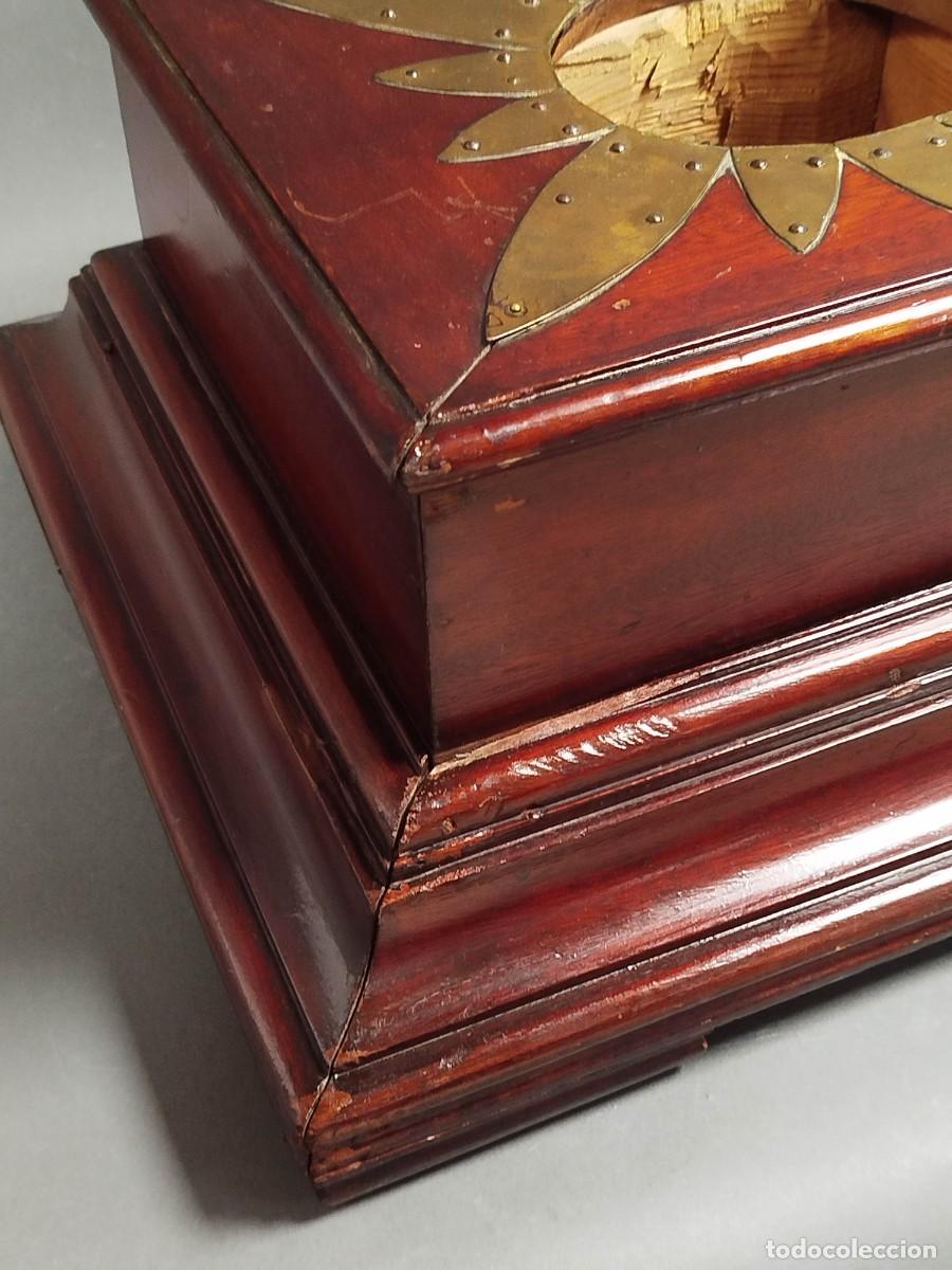 Vintage: PEANA DE MADERA CON ADORNOS DE LATON RECTANGULAR - Foto 9