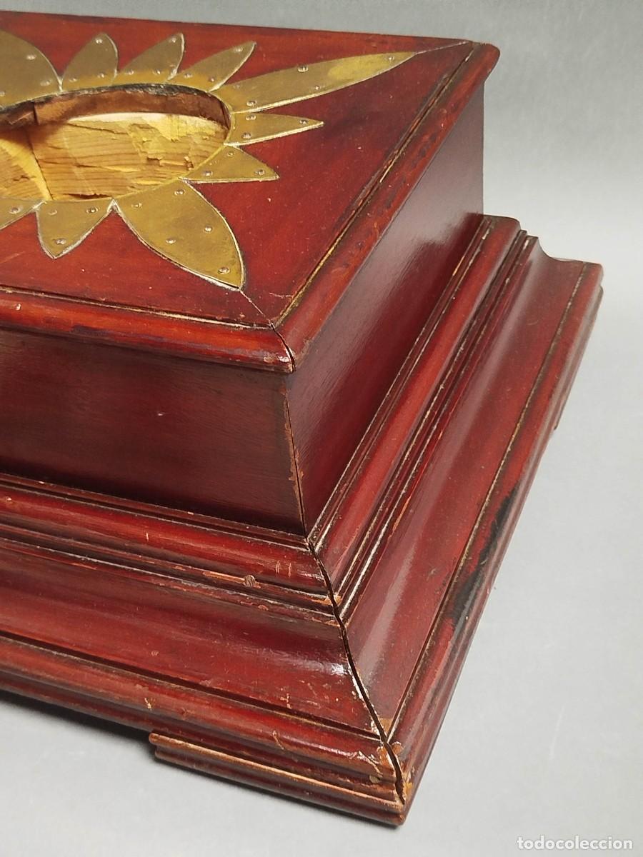 Vintage: PEANA DE MADERA CON ADORNOS DE LATON RECTANGULAR - Foto 10