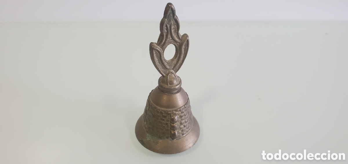 Vintage: Campana antigua de bronce decorada - Foto 1