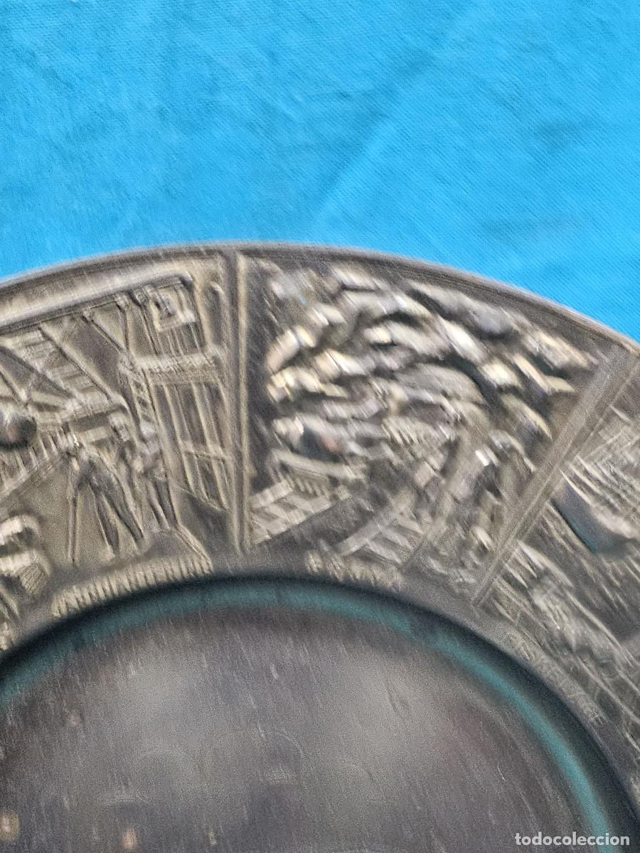 Vintage: plato de metal repujado - Foto 2