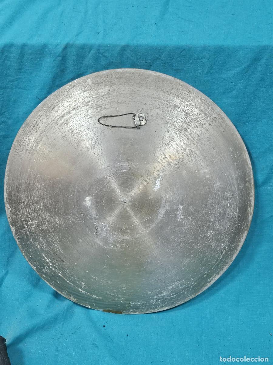 Vintage: plato repujado de aluminio - Foto 6