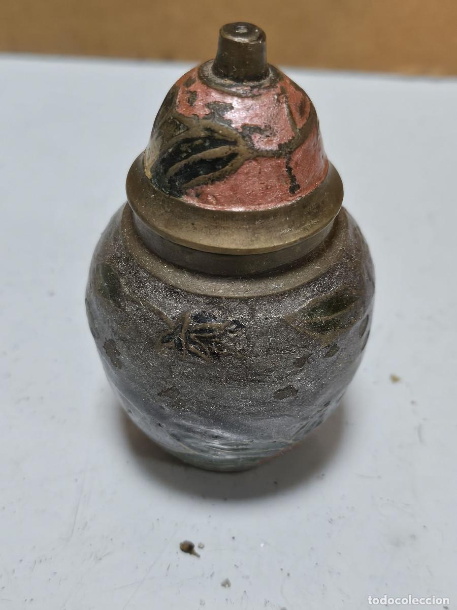 Vintage: peque&ntilde;o jarron de metal repujado - Foto 1