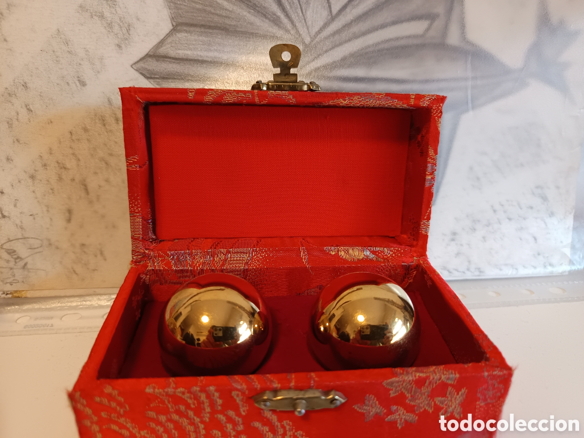 Vintage: Bella caja oriental con bolas doradas Chinas de meditaci&oacute;n doradas