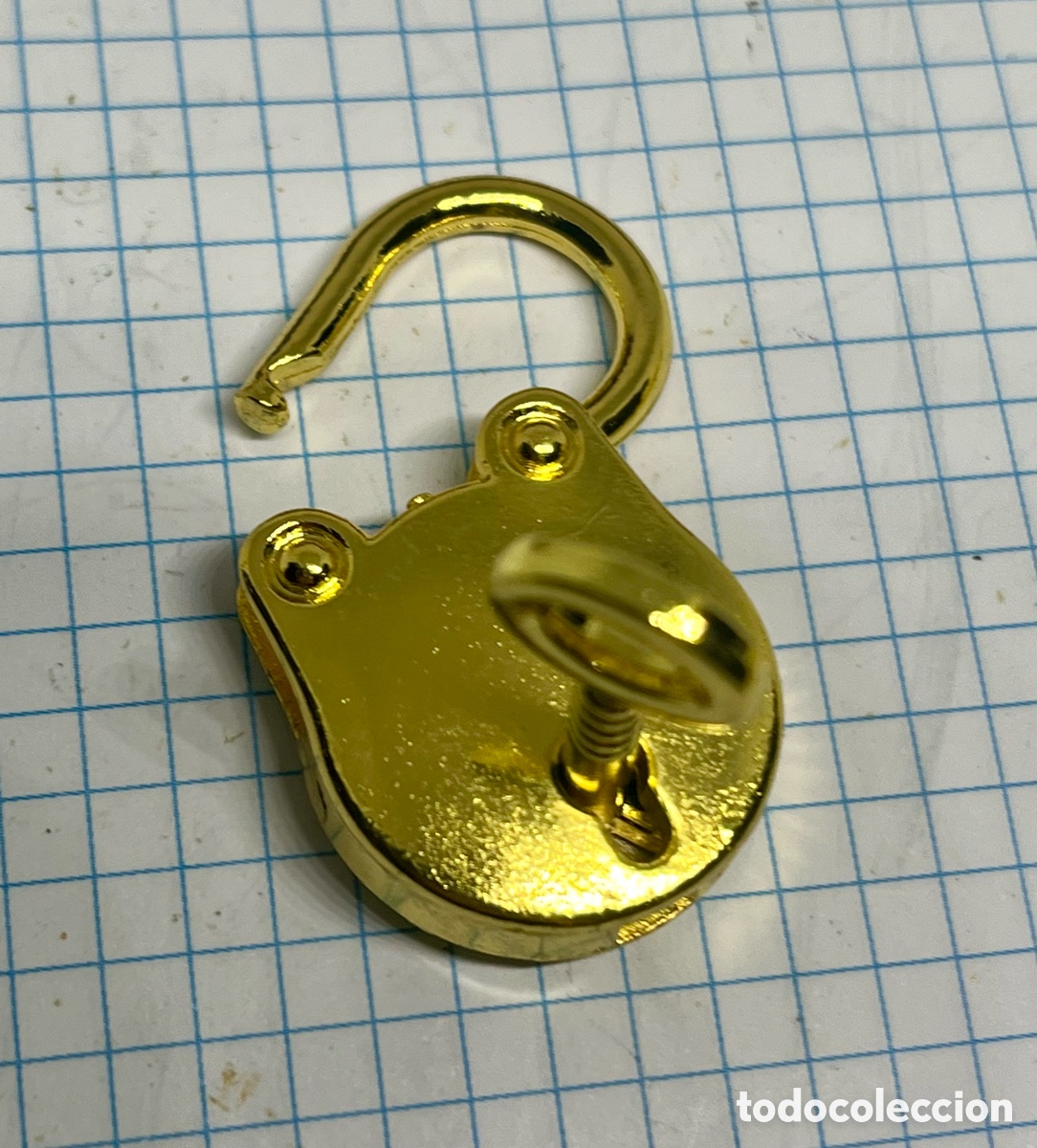 Vintage: CANDADO DORADO CON LLAVE - Foto 2