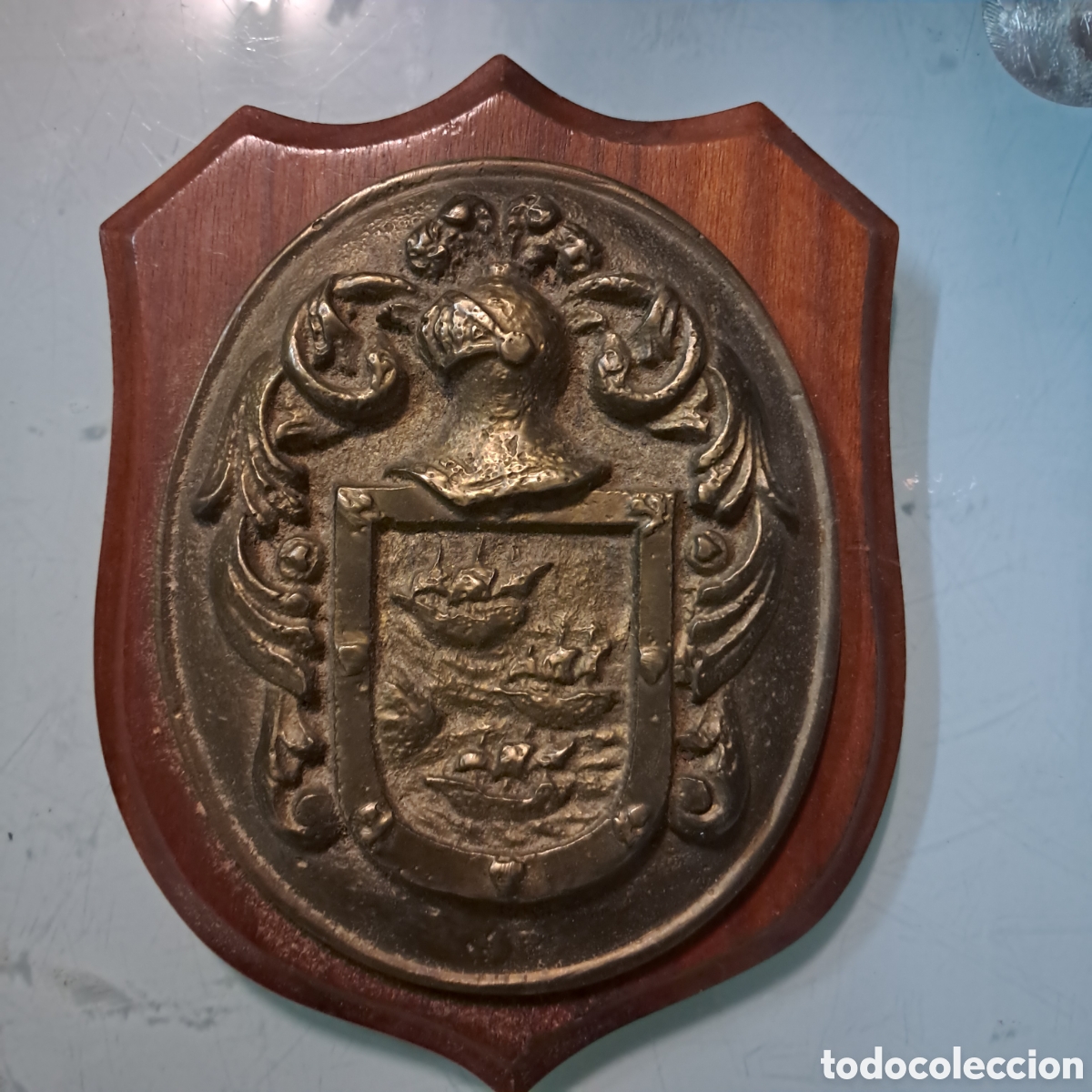 Vintage: Escudo en bronce de linaje con ballenas - Foto 2