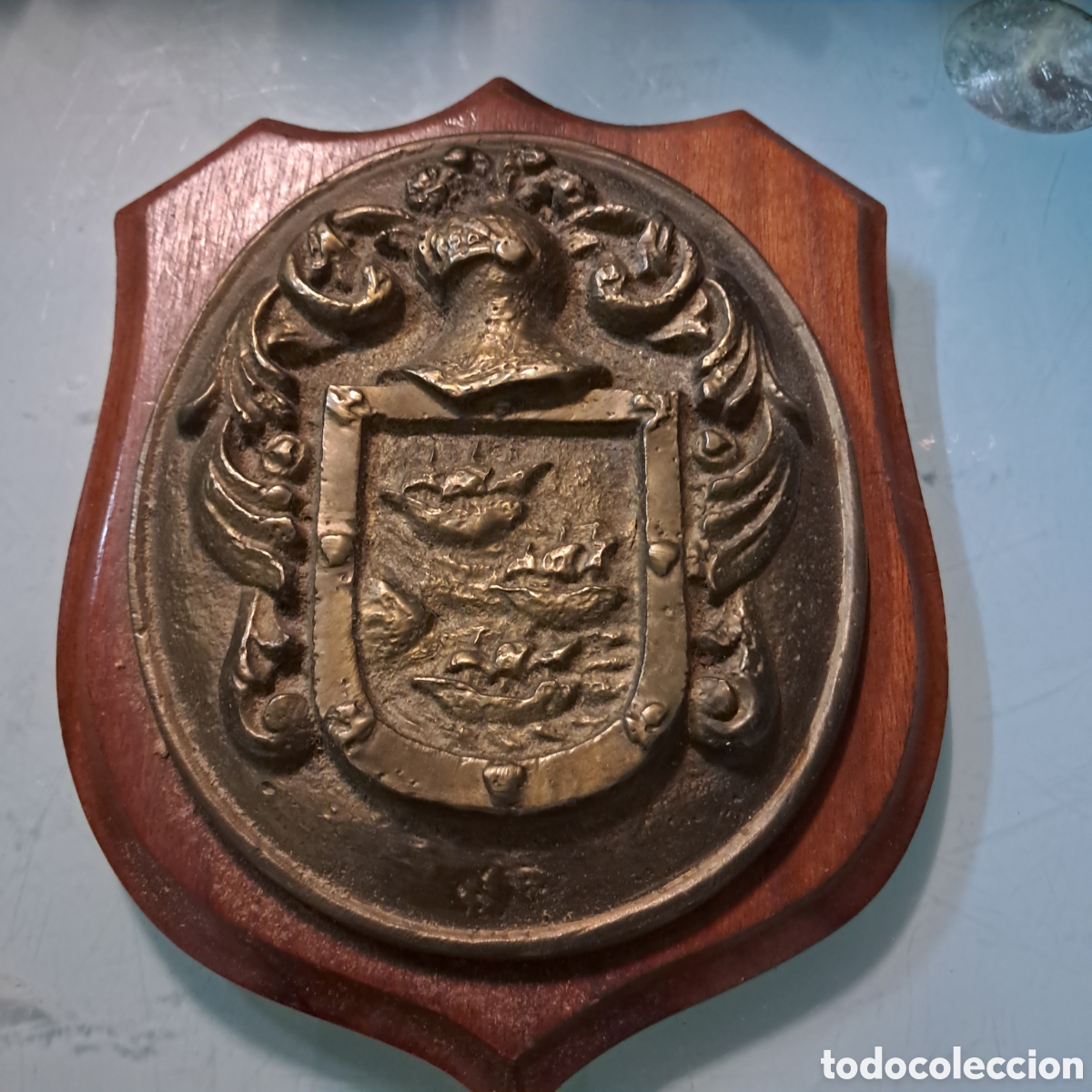 Vintage: Escudo en bronce de linaje con ballenas