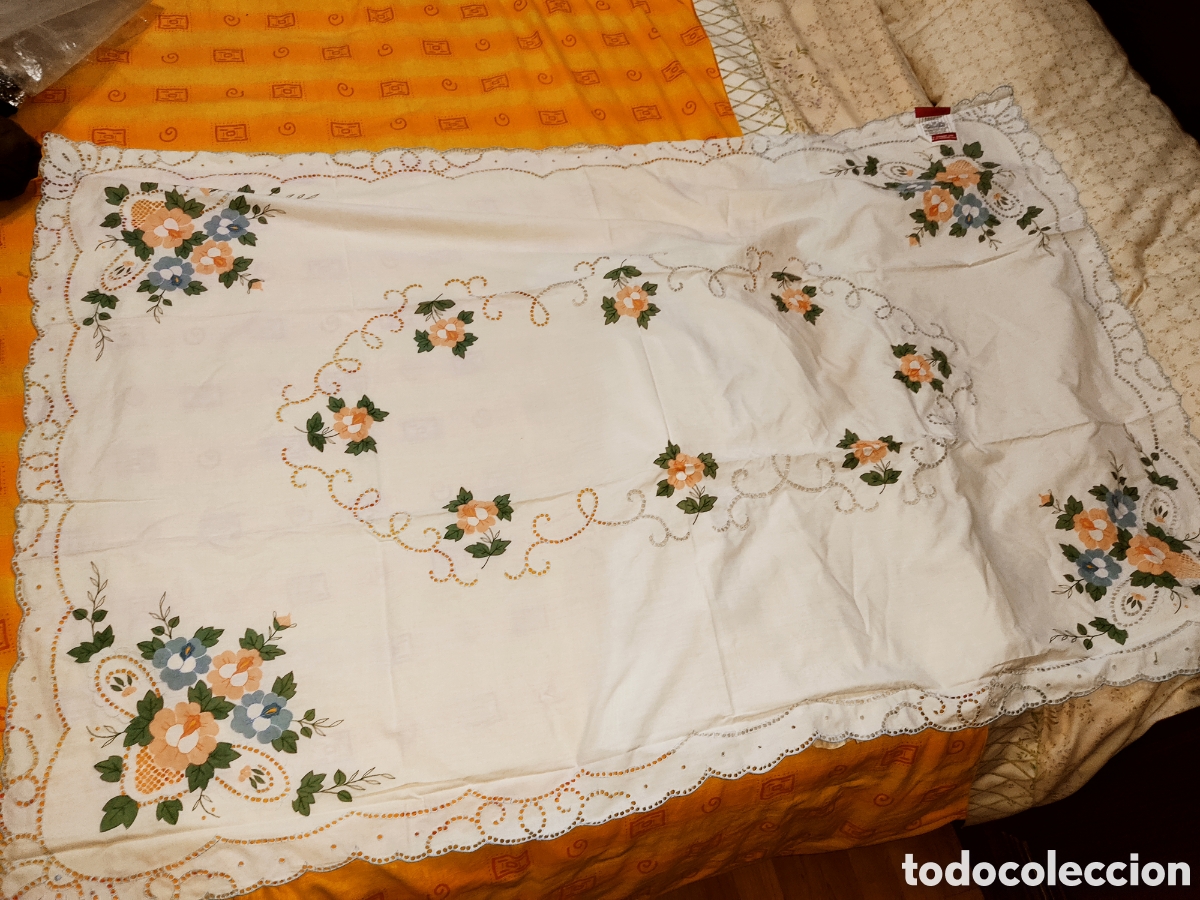 Vintage: Mantel de mesa estampado con calados vintage.Nuevo,con etiqueta.
