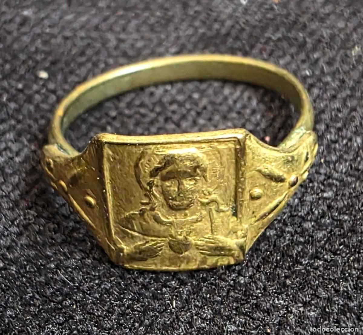 Vintage: Anillo antiguo con relieve de santo devocional en metal &ndash; joya religiosa vintage (2 cm)