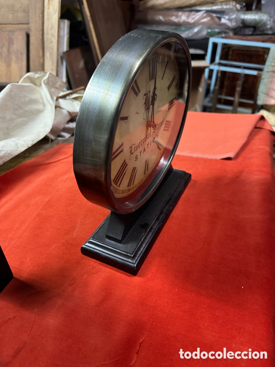 Vintage: Bonito reloj de mesa en metal - Foto 2