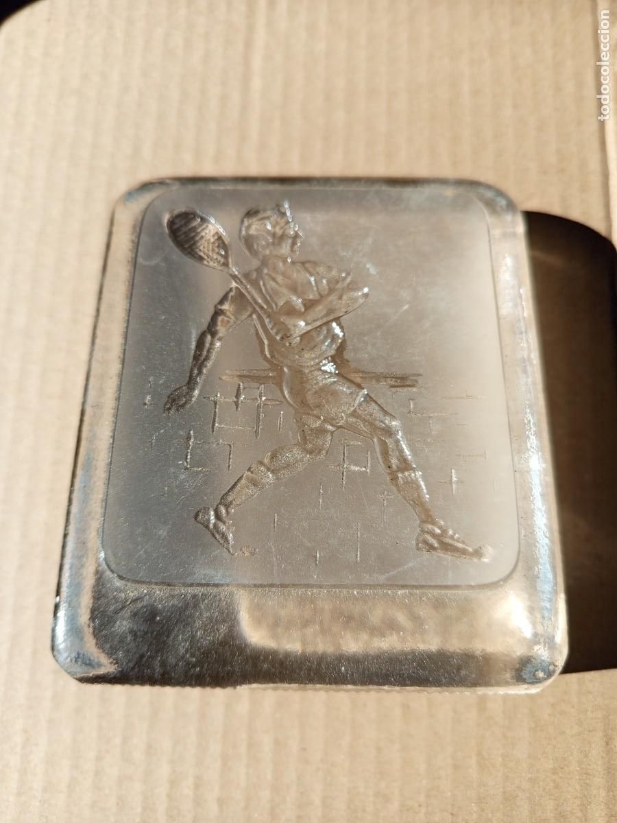 Vintage: Pisapapeles o SIM de vidrio, de estilo vintage, que presenta un relieve de un jugador de tenis.