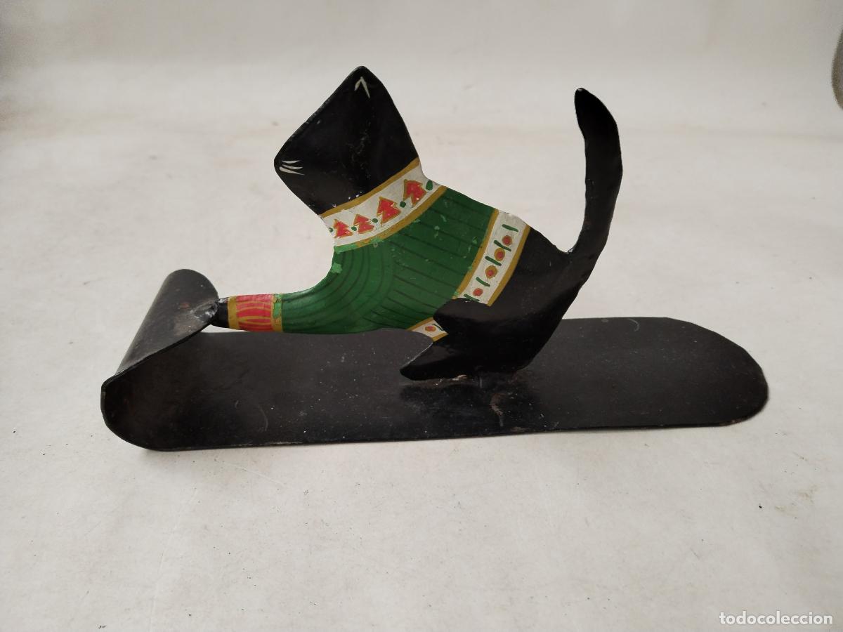 Vintage: Gato de chapa de hierro sobre esqu&iacute; - c183