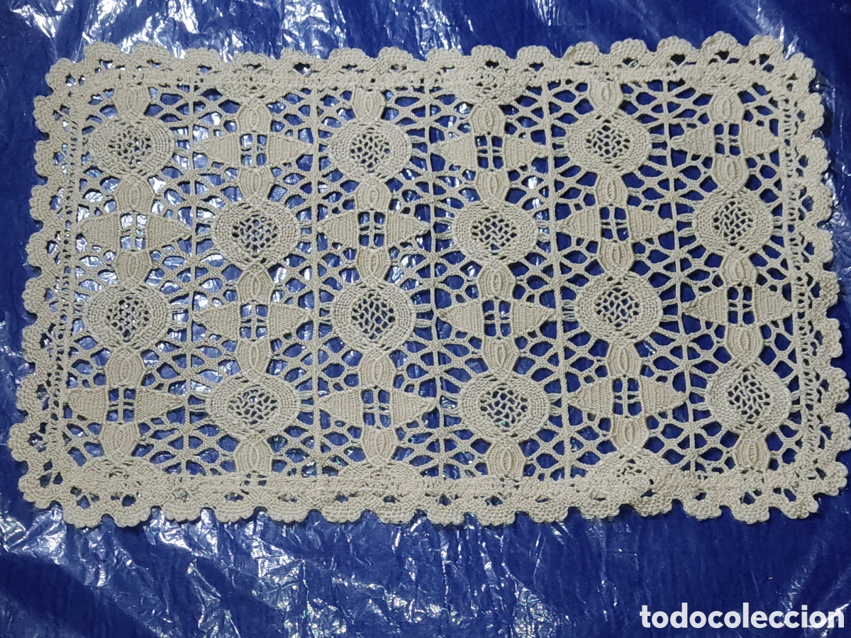Vintage: Tapete centro de mesa o tocador de crochet en color beige.Hecho a mano.Vintage.Nuevo sin uso.*T*
