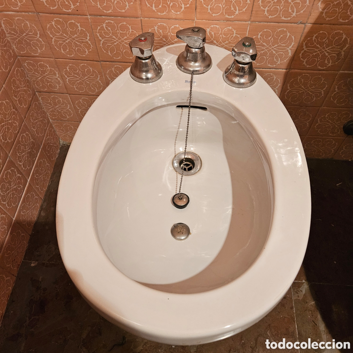 Vintage: Bidet Roca vintage con dos grifos y dos salidas. Medidas 58 cm x 38 cm x 40 cm