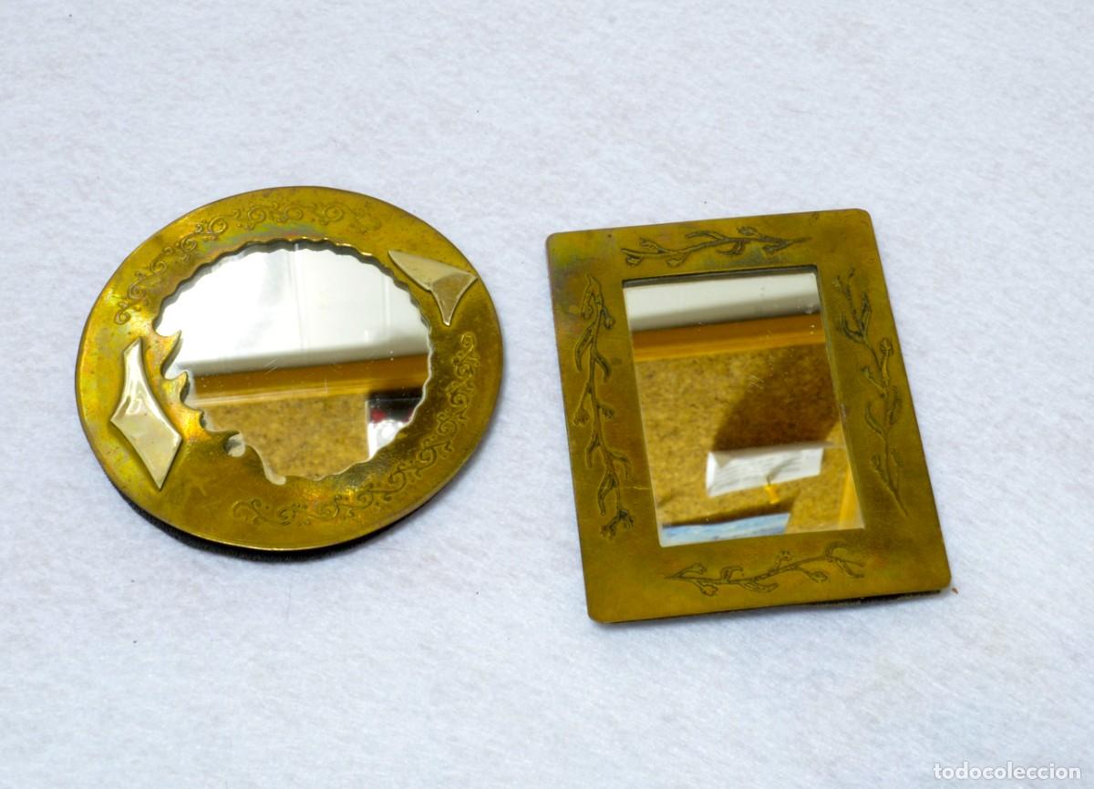 Vintage: LOTE DE DOS 2 ESPEJITOS PORT&Aacute;TILES VINTAGE, MARCO LAT&Oacute;N DECORADO