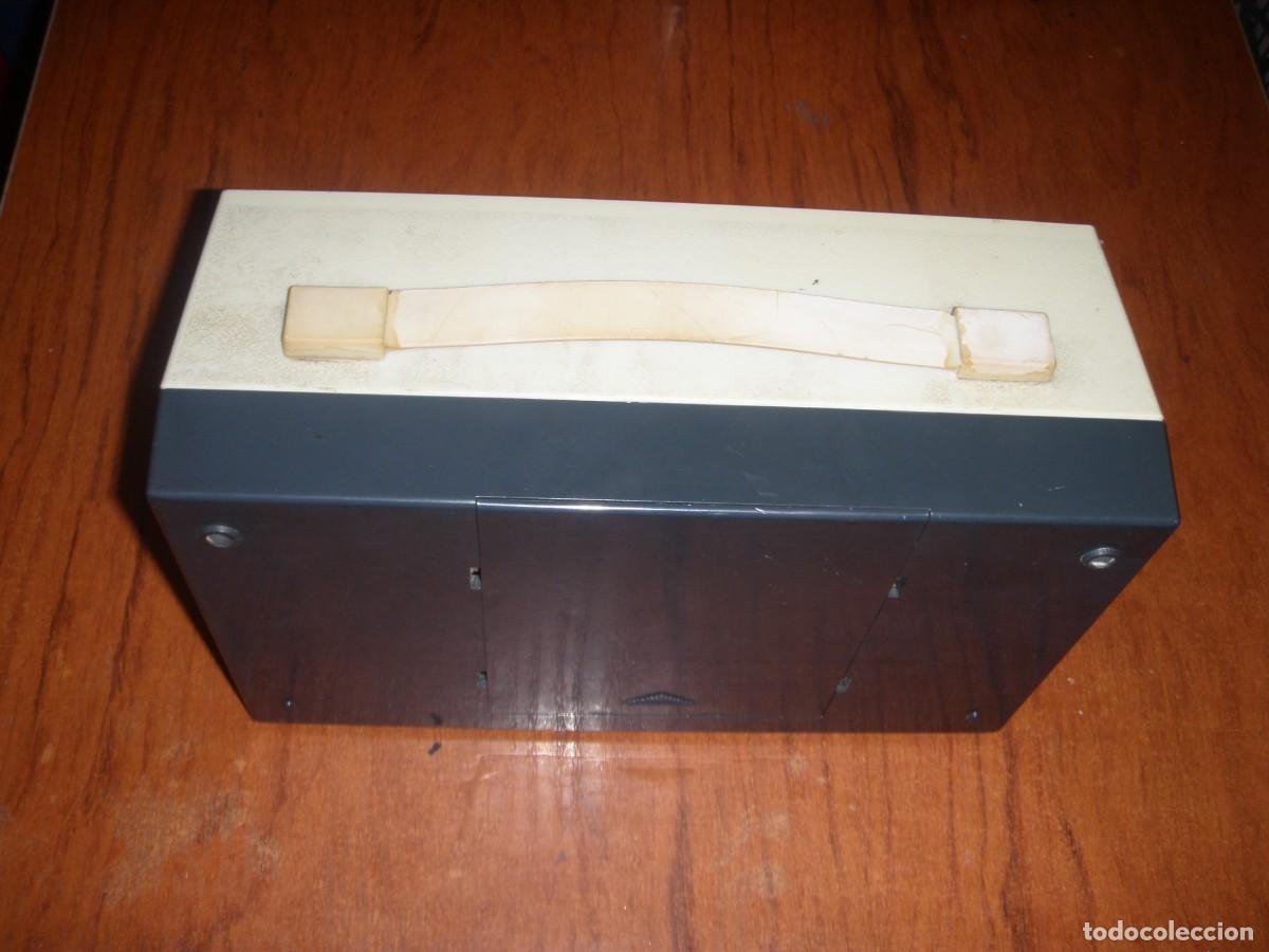 Vintage: ANTIGUO TOCADISCOS DE MALETIN RADIOLA PICK UP FUNCIONANDO - Foto 6