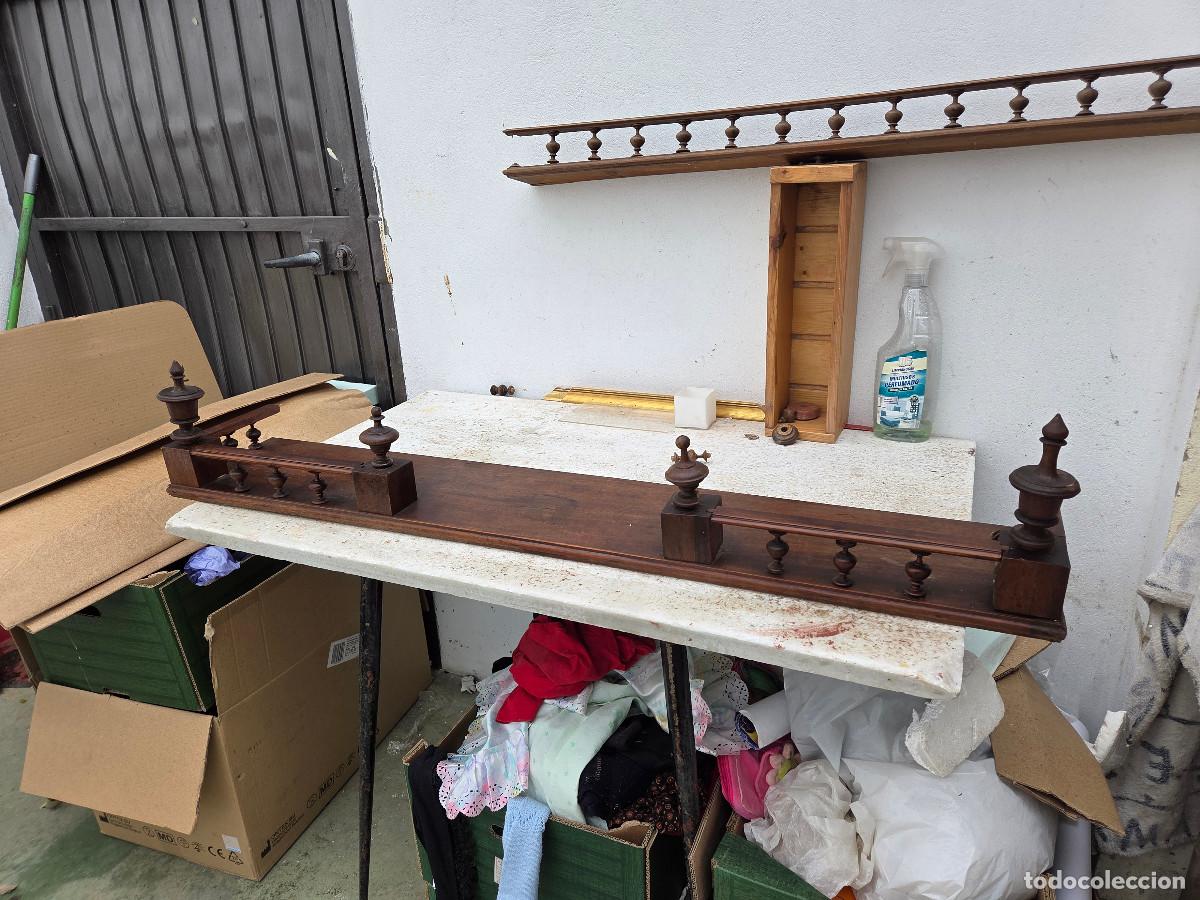 Vintage: estante de madera con pivotes - Foto 1